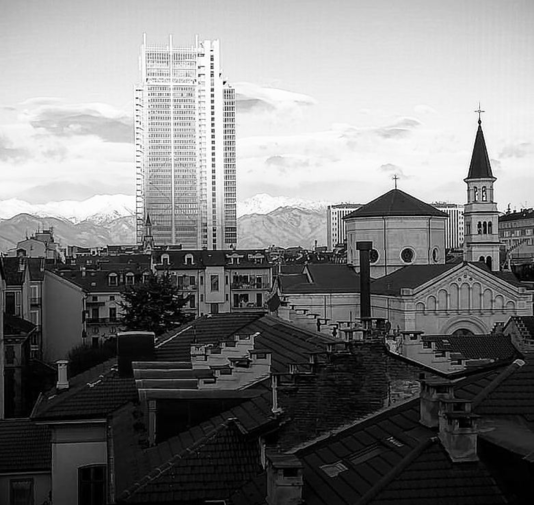 Panoramica della città di Torino con le Alpi sullo sfondo